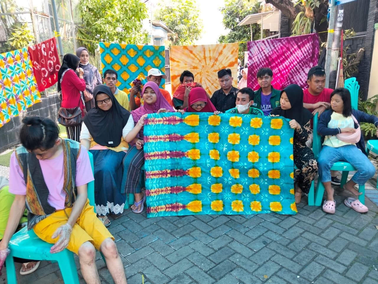 Berbagi dan Berkarya Bersama Anak-Anak Berkebutuhan Khusus melalui Kegiatan Shibori
